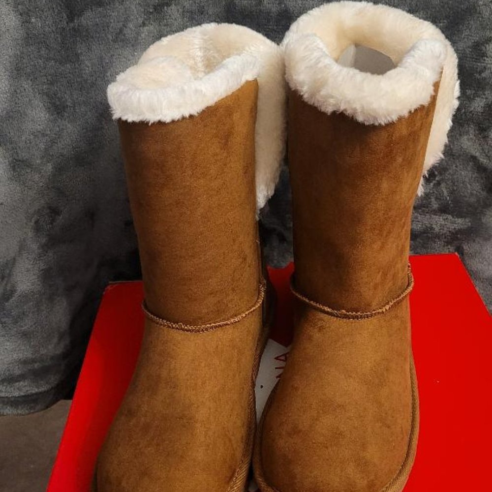 Brand- New -  Arizona Women's Sierra Flat Heel Winter Boots